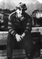 Ivan Levar kot Bonaparte - Marcel Achard: Življenje je lepo. Režija: Osip Šest, scena: Ivan Vavpotič. SNG Drama Ljubljana, 30. 10. 1929.
Objavljeno v: Ilustracija, 1930/II (št. 1, str. 31).
Fotografija je last: SLOGI (SGM)
Neg.: S.III, 85; sig. 526