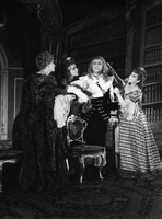 Učene ženske - Marija Vera, Danilova, Sever, Juvan - Jean Baptiste Poquelin Molière: Učene ženske - III. dej., 1. priz.
Foto Slovenija 3509/19-20.
Neg.: S.LIV, 7; sig. 927