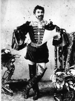 Anton Cerar - Danilo kot Egmont - Johann Wolfgang Goethe: Egmont. Deželno gledališče v Ljubljani, 31. 3. 1896.
Fotografija je last: SLOGI (SGM).
Neg.: S. XXXII, 26; sig. 1043