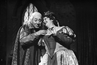 Volpone - Skrbinšek, Nablocka - Ben Jonson, Stefan Zweig: Volpone - 3. slika (I. dej., 3. priz.). SNG Drama Ljubljana, 24. 2. 1951.
Neg.: S. XXVIII, 21, sig. 1250