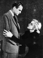 Mati - Miklavc, Danilova - Karel Čapek: Mati - III. dej. SNG Drama Ljubljana, 31. 10. 1945.
Fotografija je last: SLOGI (SGM).
Neg.: S.LXIII, 85; neg. 1593