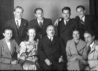 Filip Kumbatovič Kalan s kolegi - Slušatelji z uni. prof. arhitekture Ivanom Vurnikom, Ljubljana, 1936.
V sredi sedi prof. Ivan Vurnik, drugi z desne stoji Filip Kumbatovič Kalan.