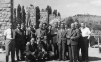 Homo mensura - pisateljsko srečanje - (Piran 1967?)
Stojijo: Matej Bor, Filip Kumbatovič Kalan, France Bevk, ?, Anton Ingolič, Josip Vidmar, Anton Podbevšek, Lili Novy, Vladimir Kralj, ?, Juš Kozak, Mile Klopčič