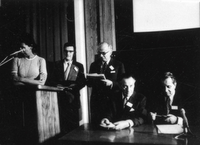Homo mensura  - Na VII. kongresu FIRT, PRAGA 1.-9.ix.1973.
Otvoritev simpozija in kongresa na Karlovi univerzi - Kumbatovič ponovno izvoljen za predsednika.

Na sliki: prevajalka, František Černy, Edmund Stadler, Vladimir Prochazka, Filip Kumbatovič Kalan
