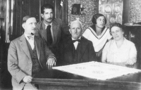 Homo mensura - družinska fotografija - Levo Filip Kumbatovič st. in Filip Kumbatovič Kalan.
Poleg sta verjetno stara starša po očetovi strani in sestra Jelica (+1928).
