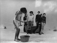 Pupilija, papa Pupilo pa Pupilčki - TV-snemanje. December 1969 ali januar 1970.
XX. prizor: Dušan Rogelj prereže kuri vrat.

