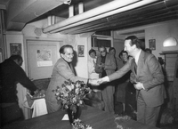 Filip Kalan Kumbatovič se rokuje z Matjažem Klopčičem - Ob 70-letnici, 25. 3. 1980, na AGRFT.
Sig. 30372