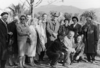 Skupinska fotografija - Prvi z leve Božidar Jakac, poleg njega žena Tatjana Jakac; spredaj z desne kleči Bratko Kreft.
Gradivo 