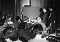 prof. dr. France Koblar - Ob 20-letnici predavateljstva na AGRFT in izvolitvi med redne člane SAZU je Viba posnela kratek portret prof. Koblarja (rež. Milan Ljubić, maj 1965). Slike so s filmskega zapisa (snemalca: France Cerar, Janez Verovšek).
Povzeto po List 4 (1964-1965).
