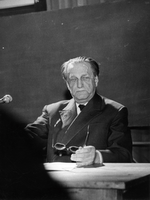 prof. dr. France Koblar - Ob 20-letnici predavateljstva na AGRFT in izvolitvi med redne člane SAZU je Viba posnela kratek portret prof. Koblarja (rež. Milan Ljubić, maj 1965). Slike so s filmskega zapisa (snemalca: France Cerar, Janez Verovšek).
Povzeto po List 4 (1964-1965).
