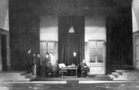 Hermon Ould: Piskač se smeje  - SNG Drama Ljubljana, 8. 4. 1929.
Fotografija je last: SLOGI (SGM)
Neg.: S.LXXIII, 51, sig. 2918
