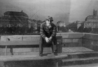 Achard: Življenje je lepo - Levar kot Bonaparte - SNG Drama Ljubljana, 30. 5. 1929.
Plakat 525. 
Fotografija je last: SLOGI (SGM).
Neg.: S.CLXVI, 32; sig. 7039