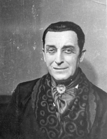 Kaufman, Ferber: Simfonija 1937 - Levar kot Larry Renault - SNG Drama Ljubljana, 11. 2. 1937. 
Plakat: 621. 
Fotografija je vir: SLOGI (SGM).
Neg.: S.CLXVI, 17; sig. 7052