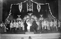Princeska in pastirček - skupinska - Pavel Golia: Princeska in pastirček.
Ljubljana, Narodno gledališče.
Fotografija je last: SLOGI (SGM).
Neg.: S.LXIII, 47; sig. 32906.