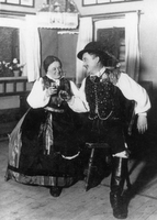 Cvetko Golar: Vdova Rošlinka - Juvan, Levar - Cvetko Golar: Vdova Rošlinka, SNG Drama Ljubljana, 27. 4. 1930.
Foto: Josip Pogačnik.
Vir: Album Jan - Juvan.
Neg.: 330, 74; sig. 31657.
